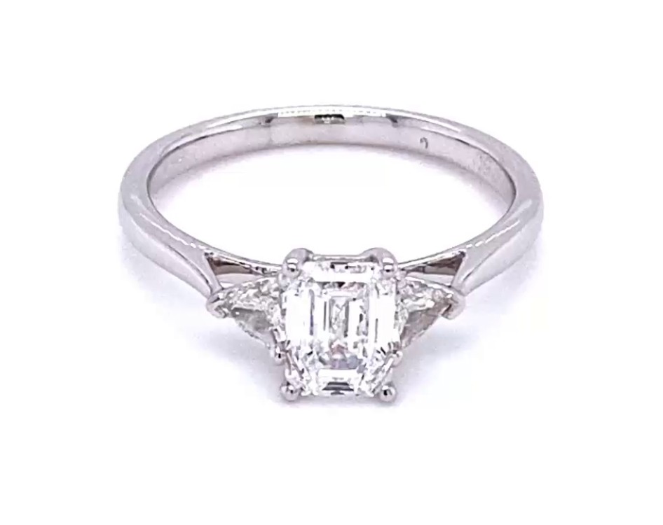 18k white gold emerald cut diamond trilogy ring with two triangle cut diamonds on side set with gia certified diamond 0,90ct d vs1 Photos & images
