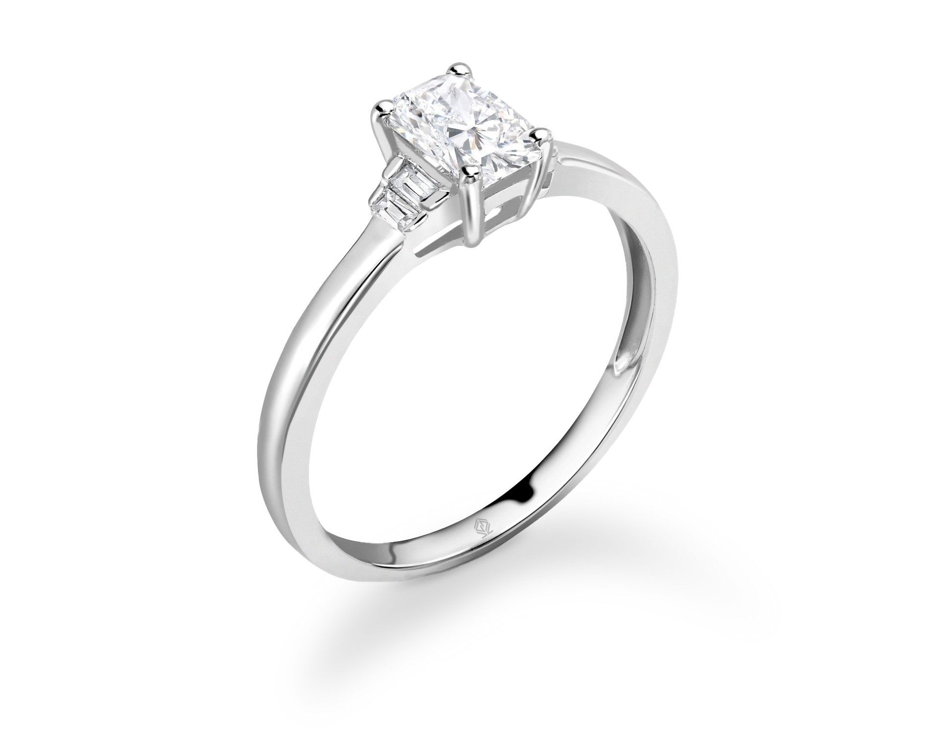 18K WHITE GOLD RADIANT CUT DIAMOND RING WITH BAGUETTES CUT SIDE STONES